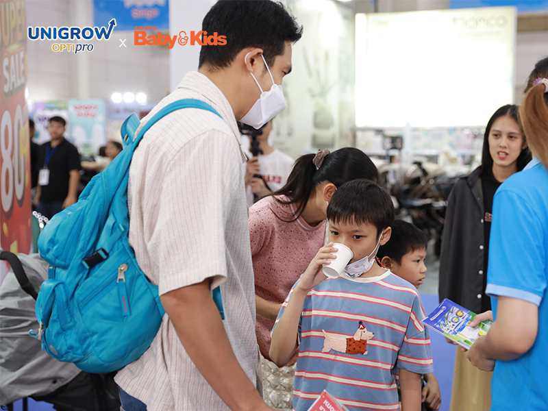  คุณพ่อคุณแม่และลูกน้อย ร่วมสัมผัสรสชาติของ UniGrow Optipro